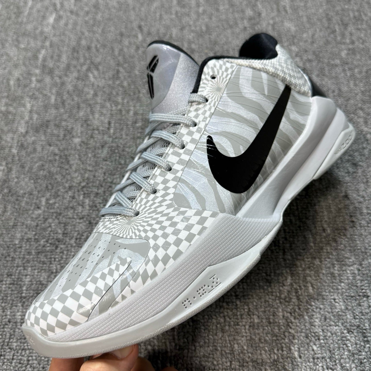 Star Batch—Kobe 5 “Zebra” - Sneakers-Niko