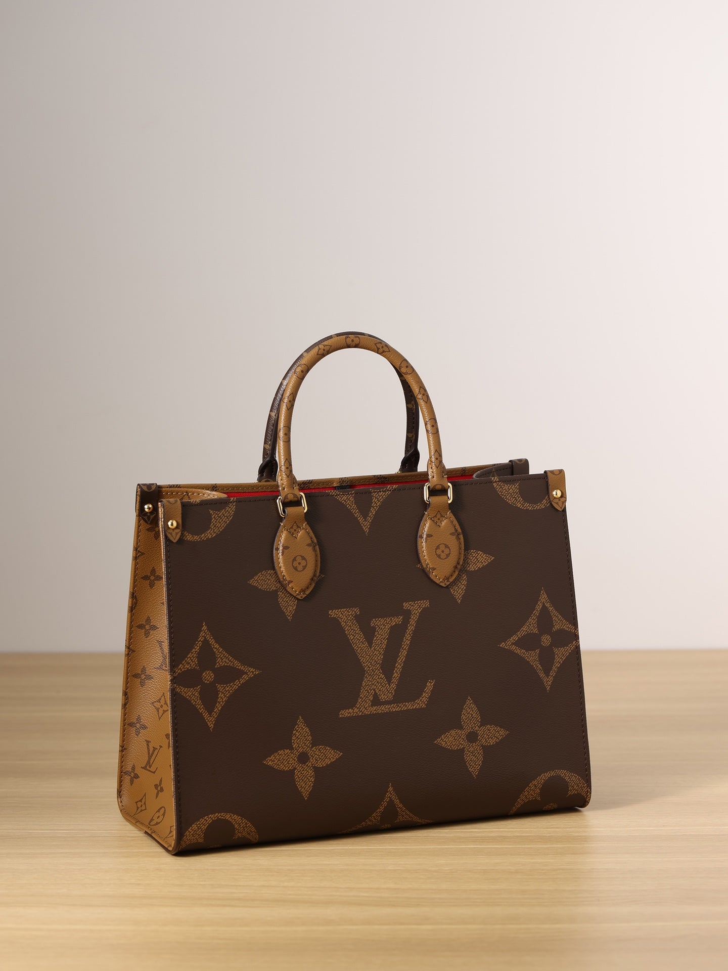 LV ONTHEGO MM Handbag