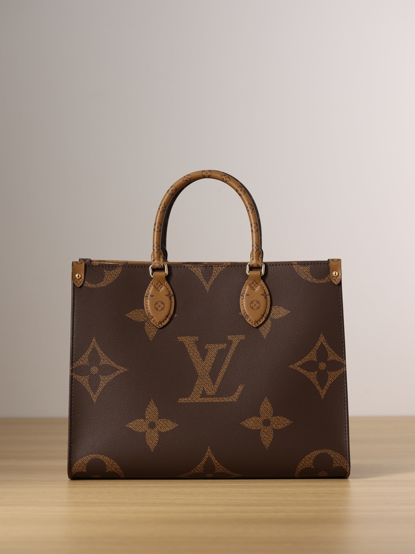 LV ONTHEGO MM Handbag