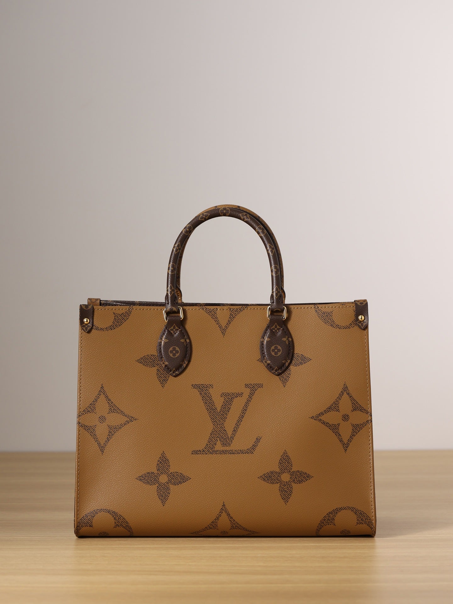 LV ONTHEGO MM Handbag