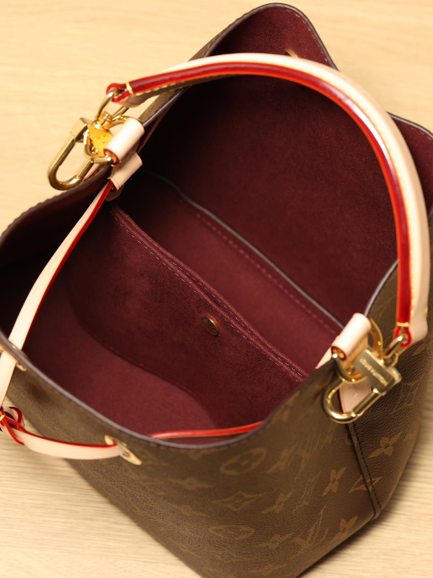 LV NÉONOÉ BB Bucket bag