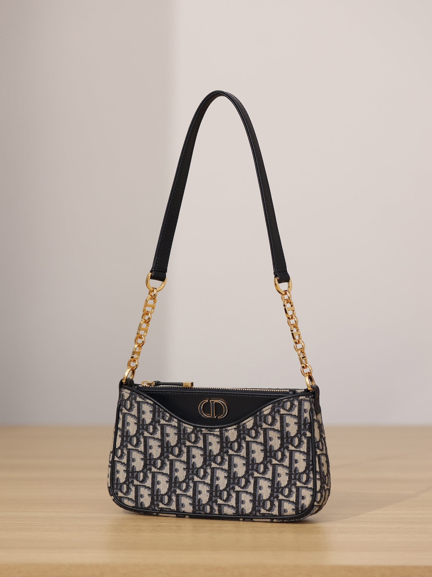 Dior 30 Montaigne Hobo Avenue