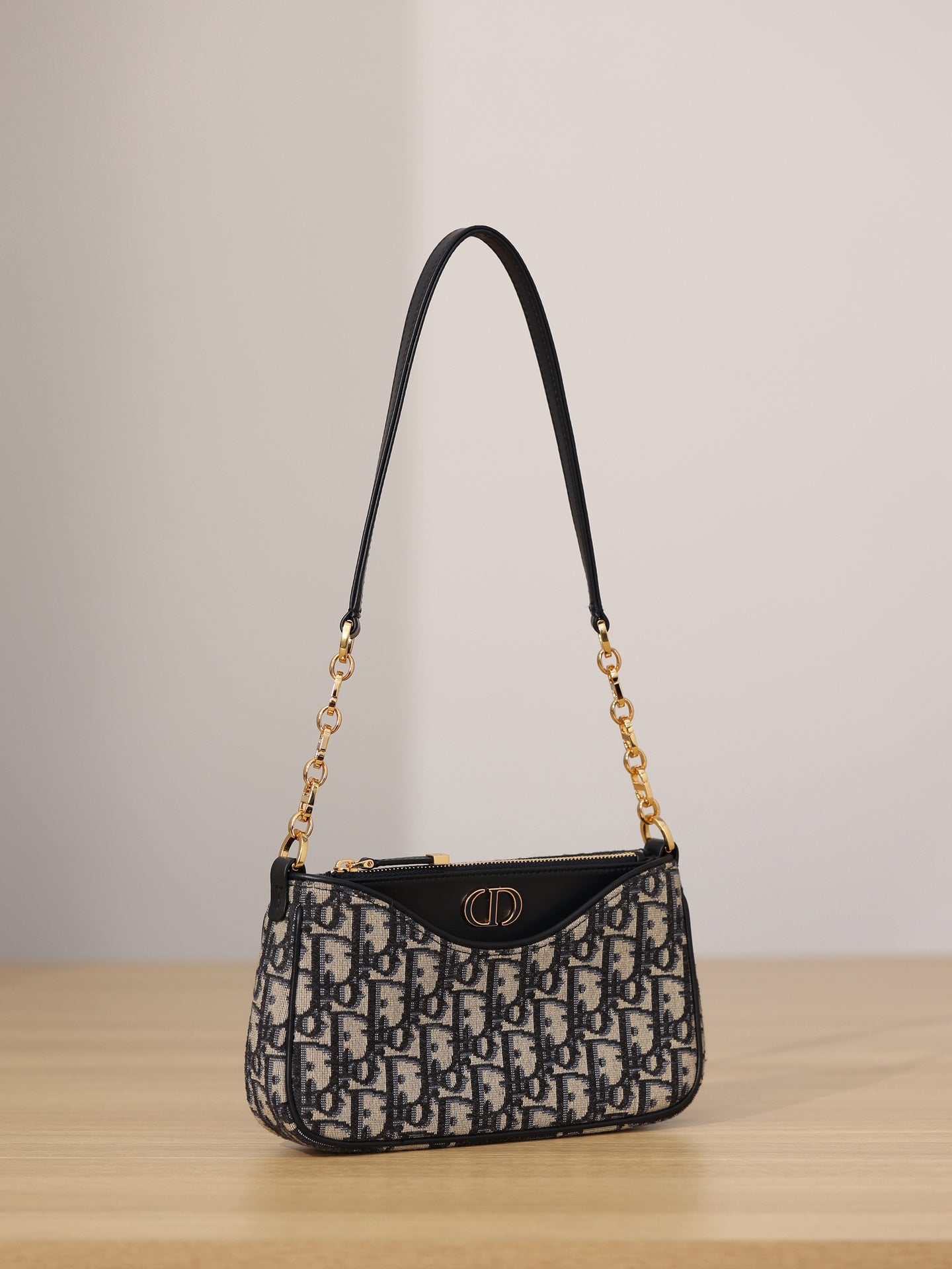 Dior 30 Montaigne Hobo Avenue
