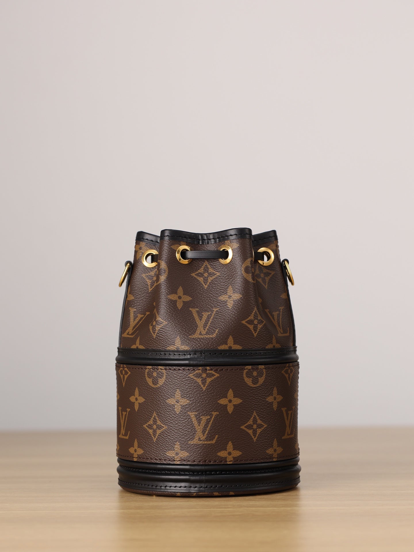 LV Chain bucket bag