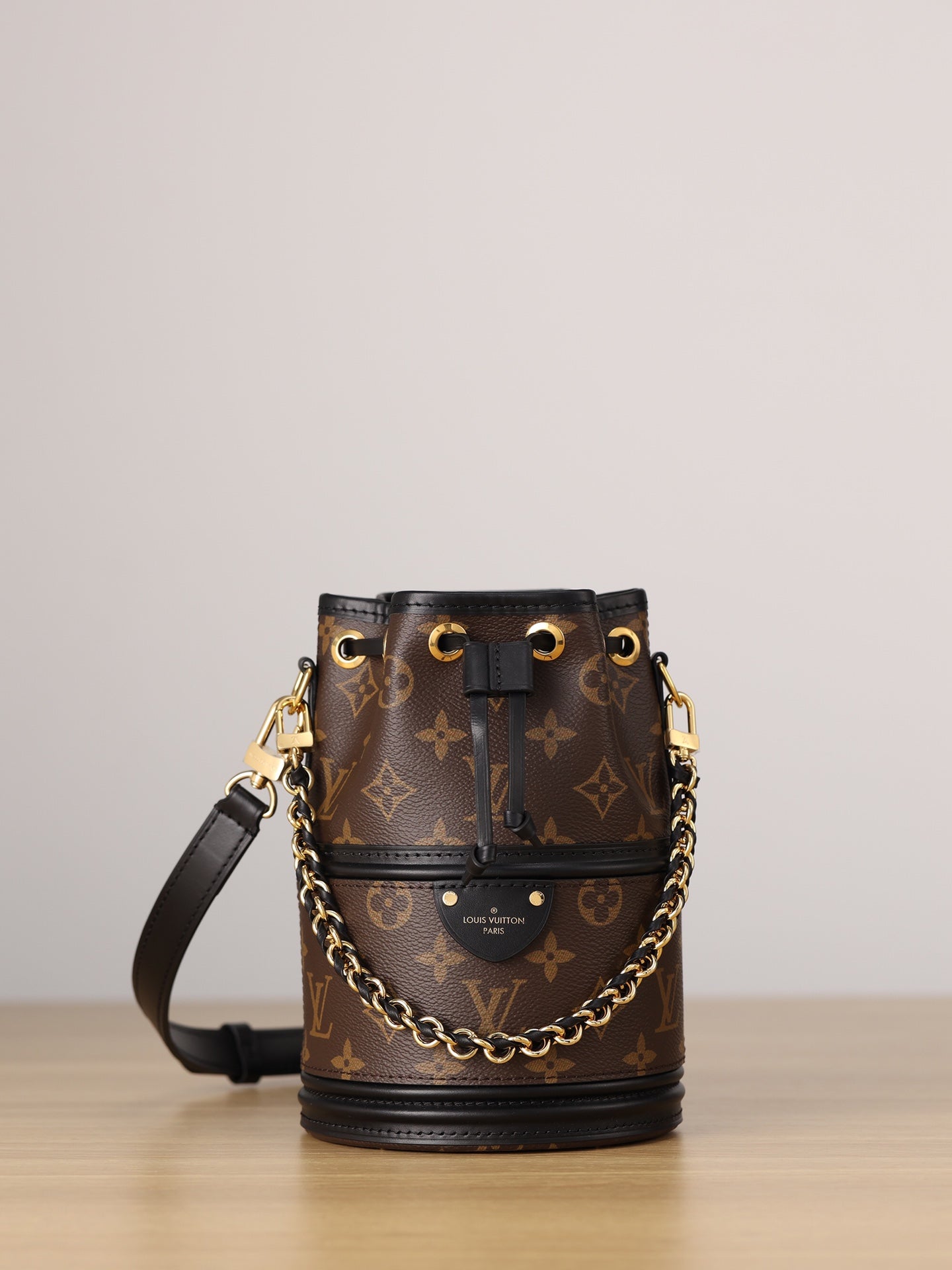 LV Chain bucket bag