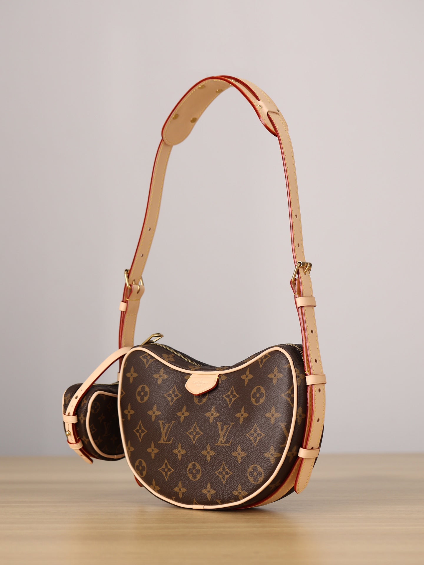 LV CROISSANT Shoulder bag