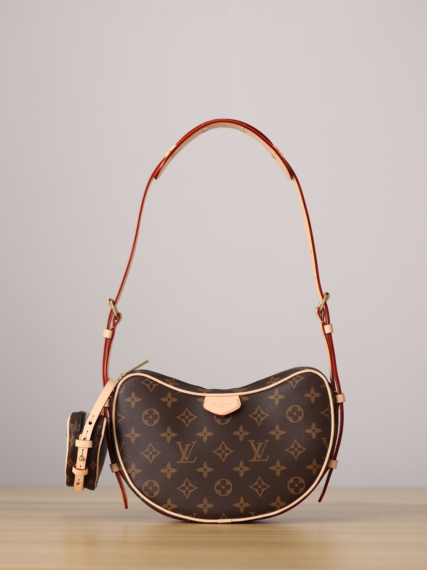 LV CROISSANT Shoulder bag