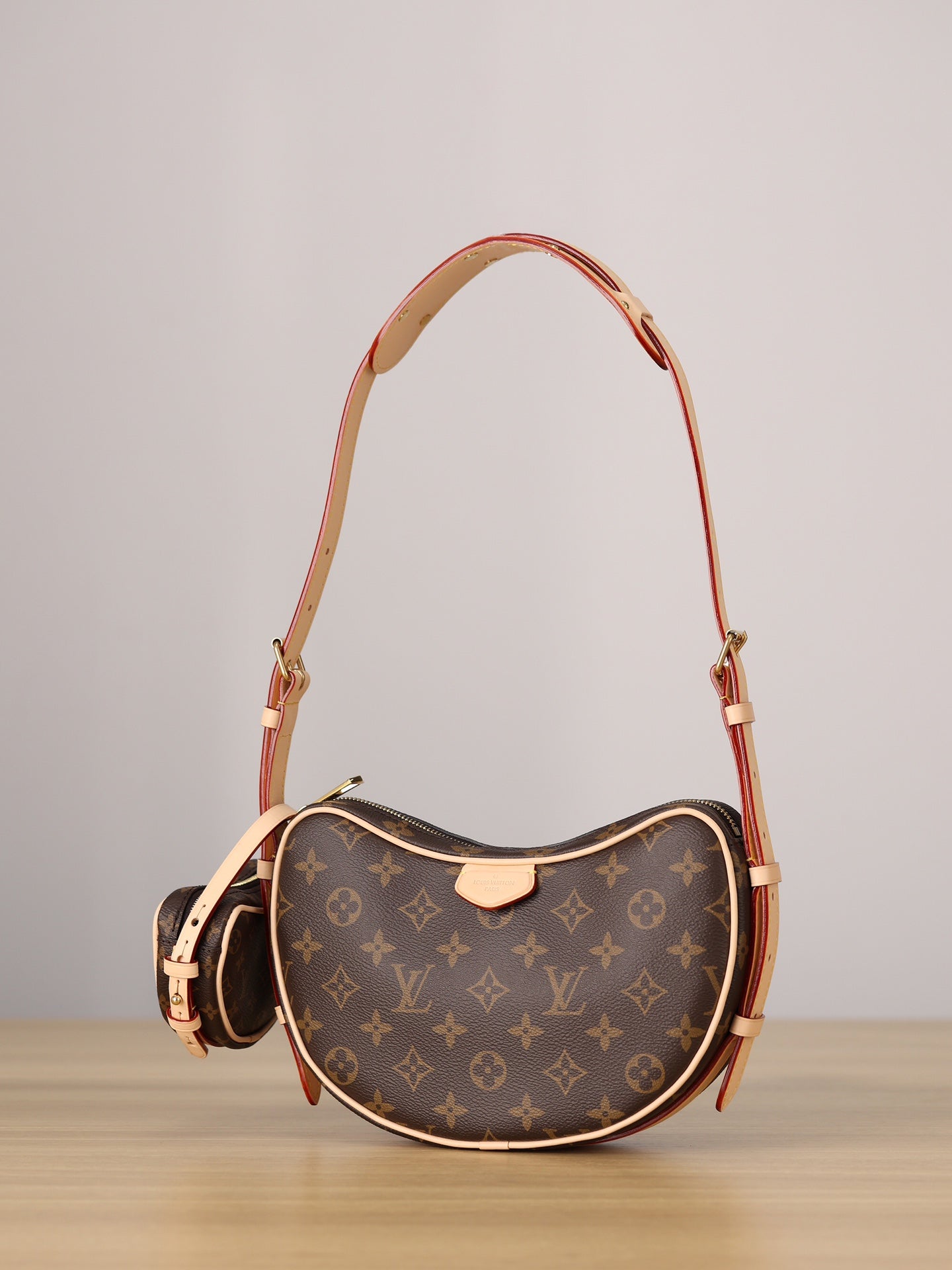 LV CROISSANT Shoulder bag