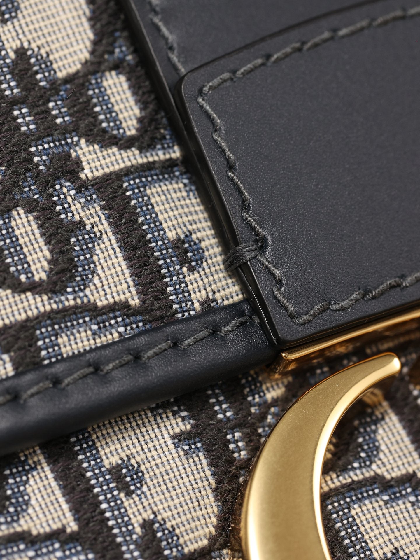 Dior 30 Montaigne Leather belt Box bag