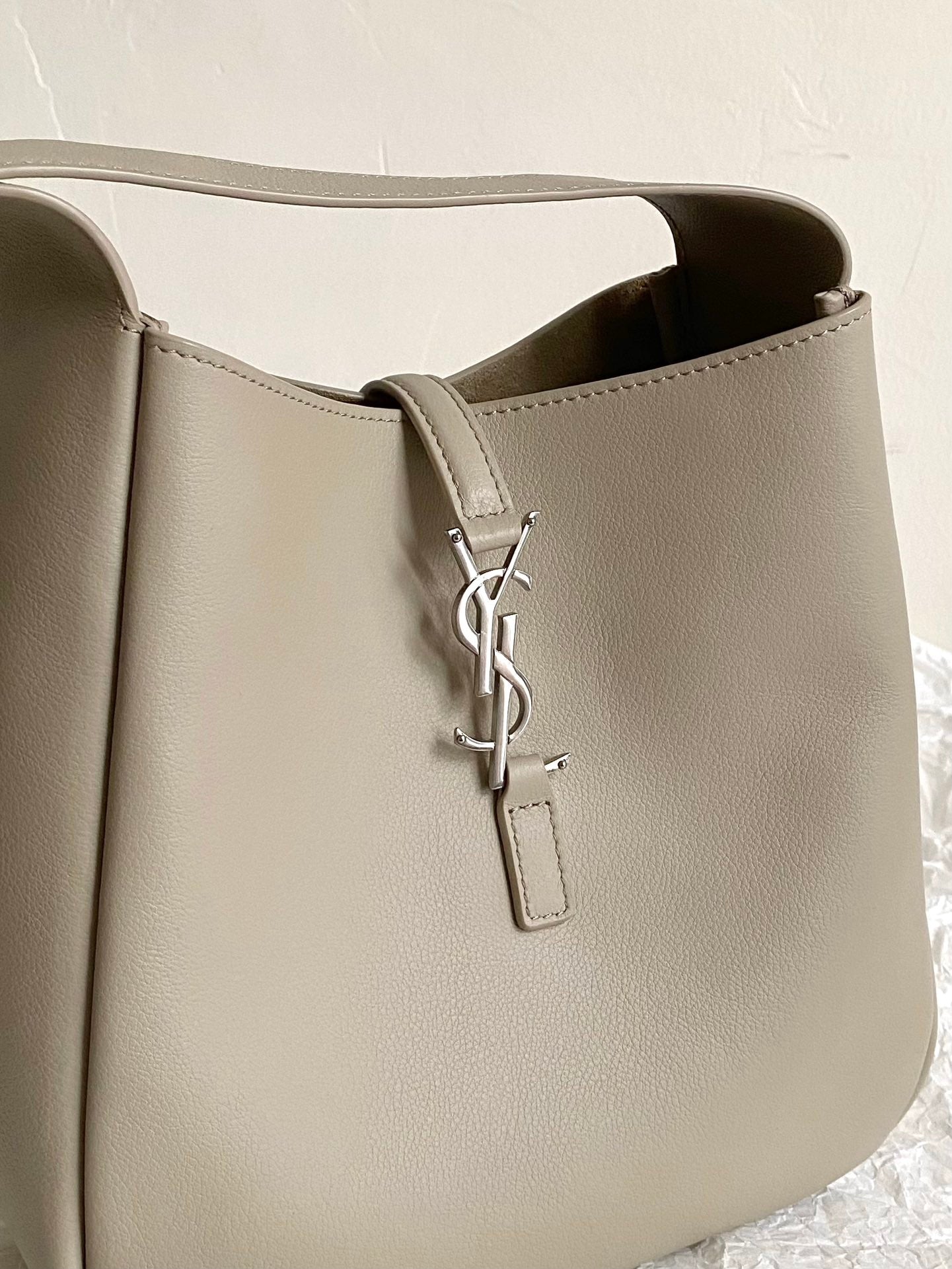 YSL LE5A7 Hobo Shoulder bag(Medium size)
