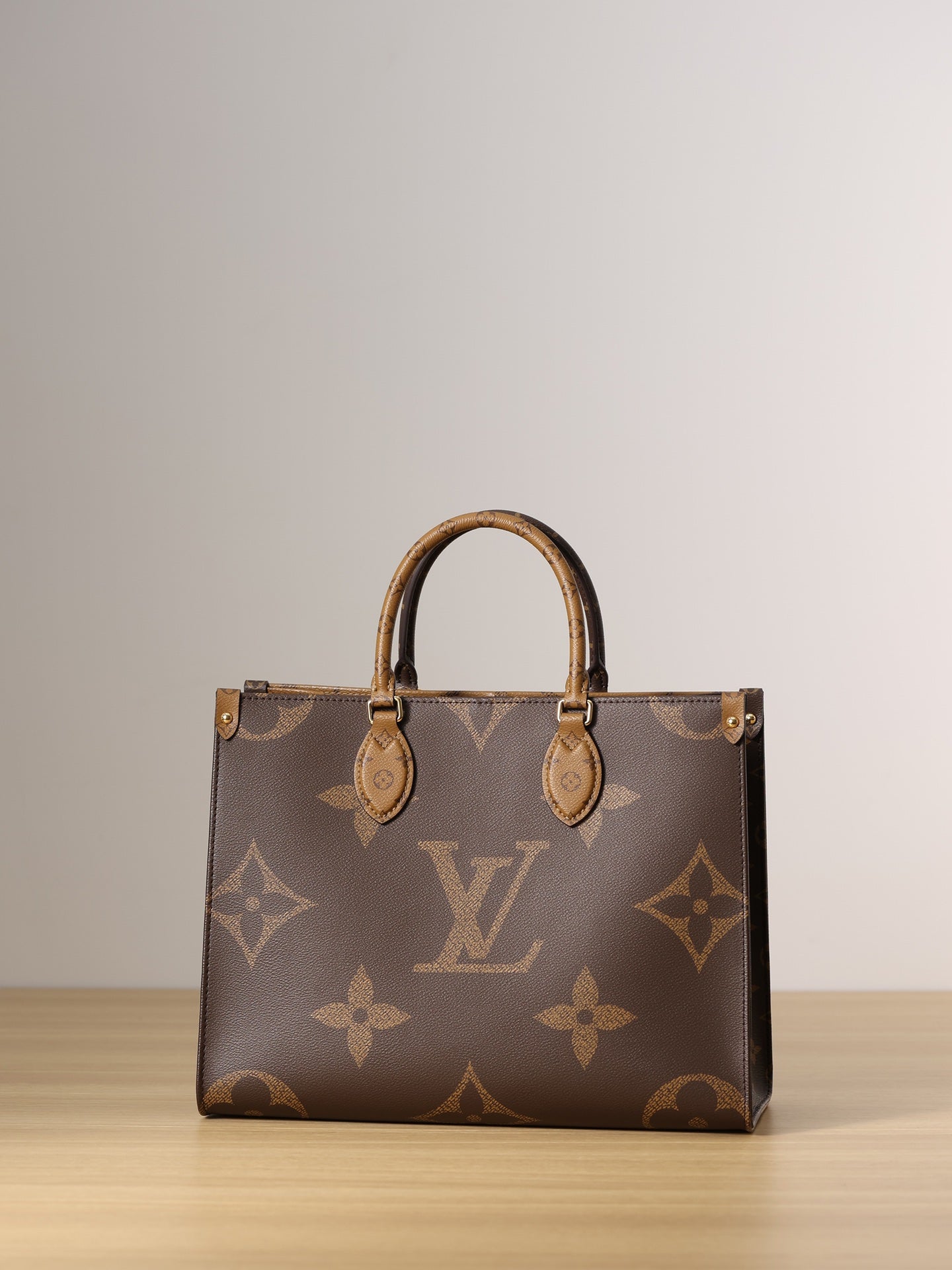 LV ONTHEGO MM Handbag