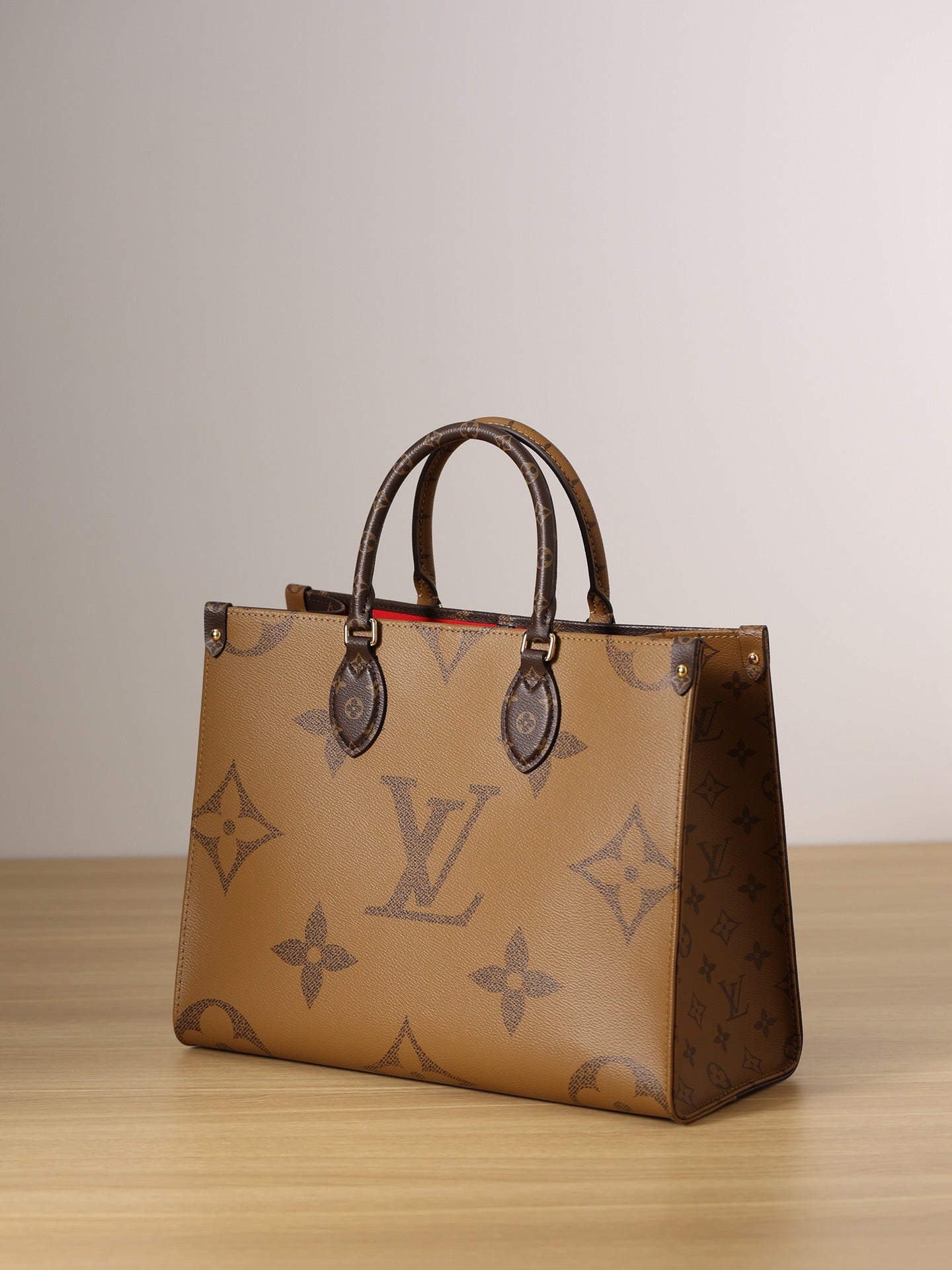LV ONTHEGO MM Handbag