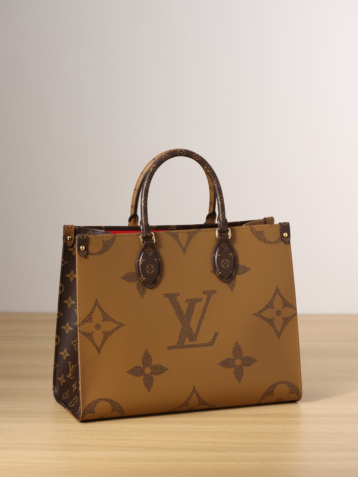 LV ONTHEGO MM Handbag