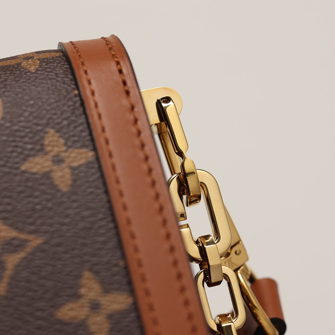 LV Dauphine MM Shoulder bag
