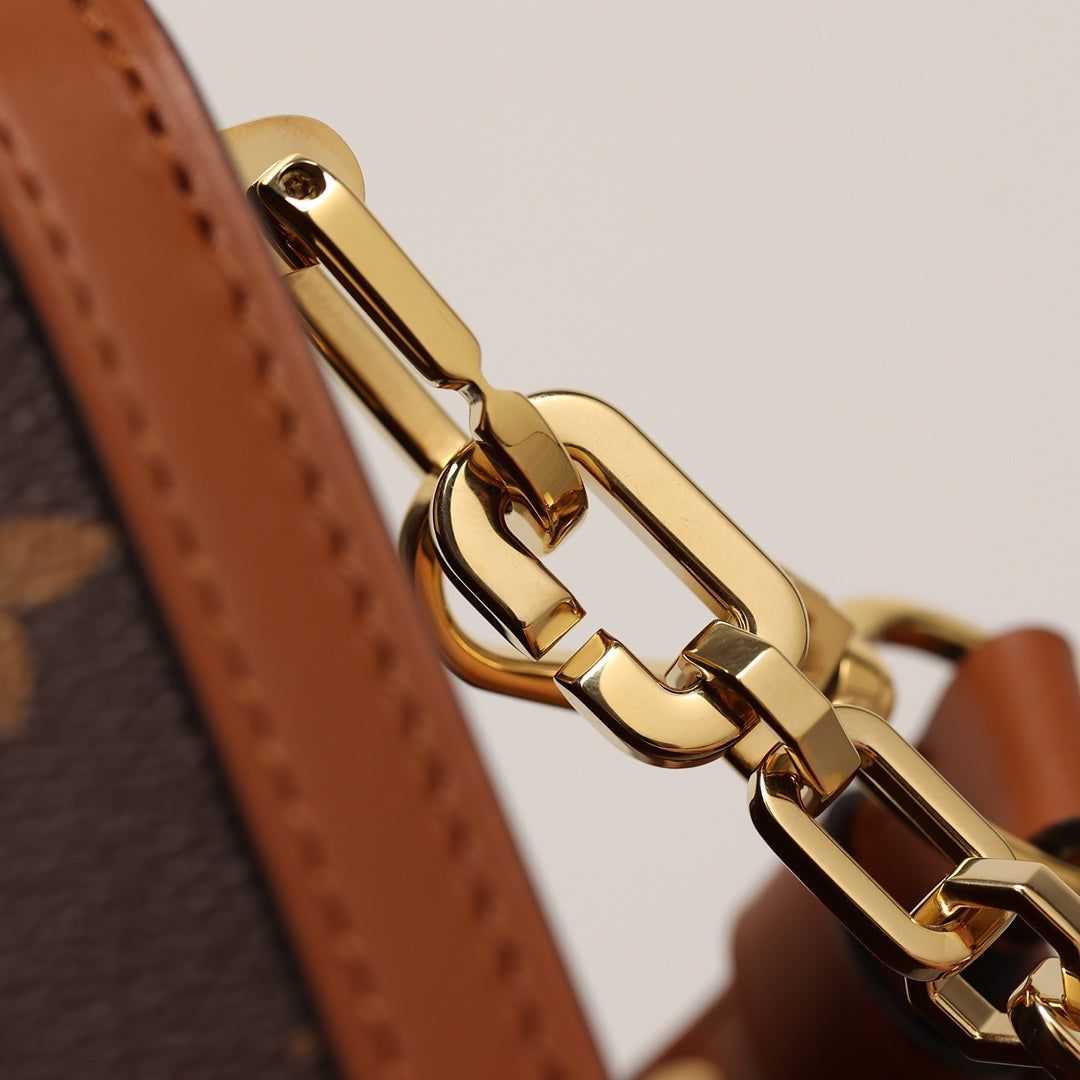 LV Dauphine MM Shoulder bag