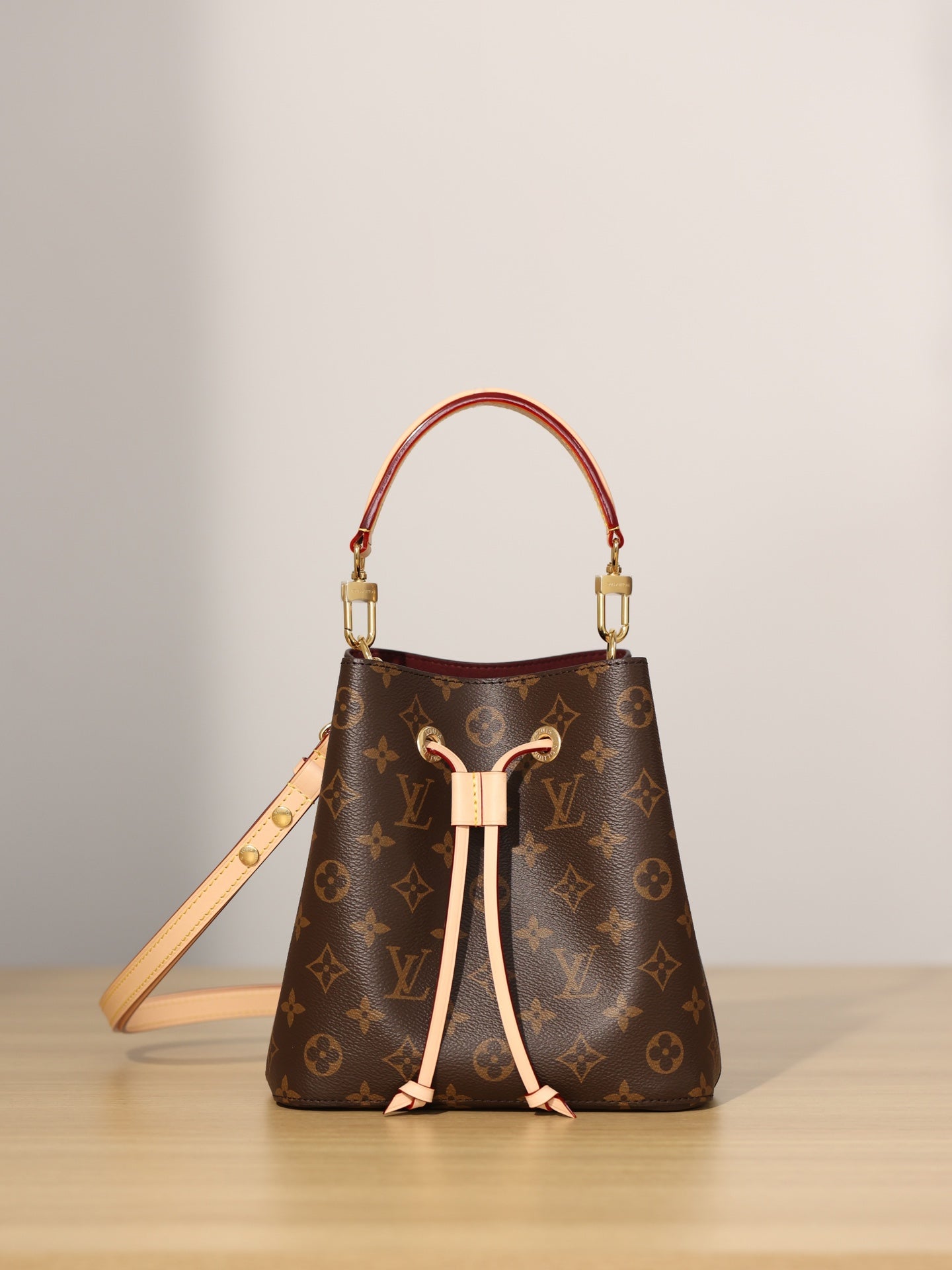 LV NÉONOÉ BB Bucket bag