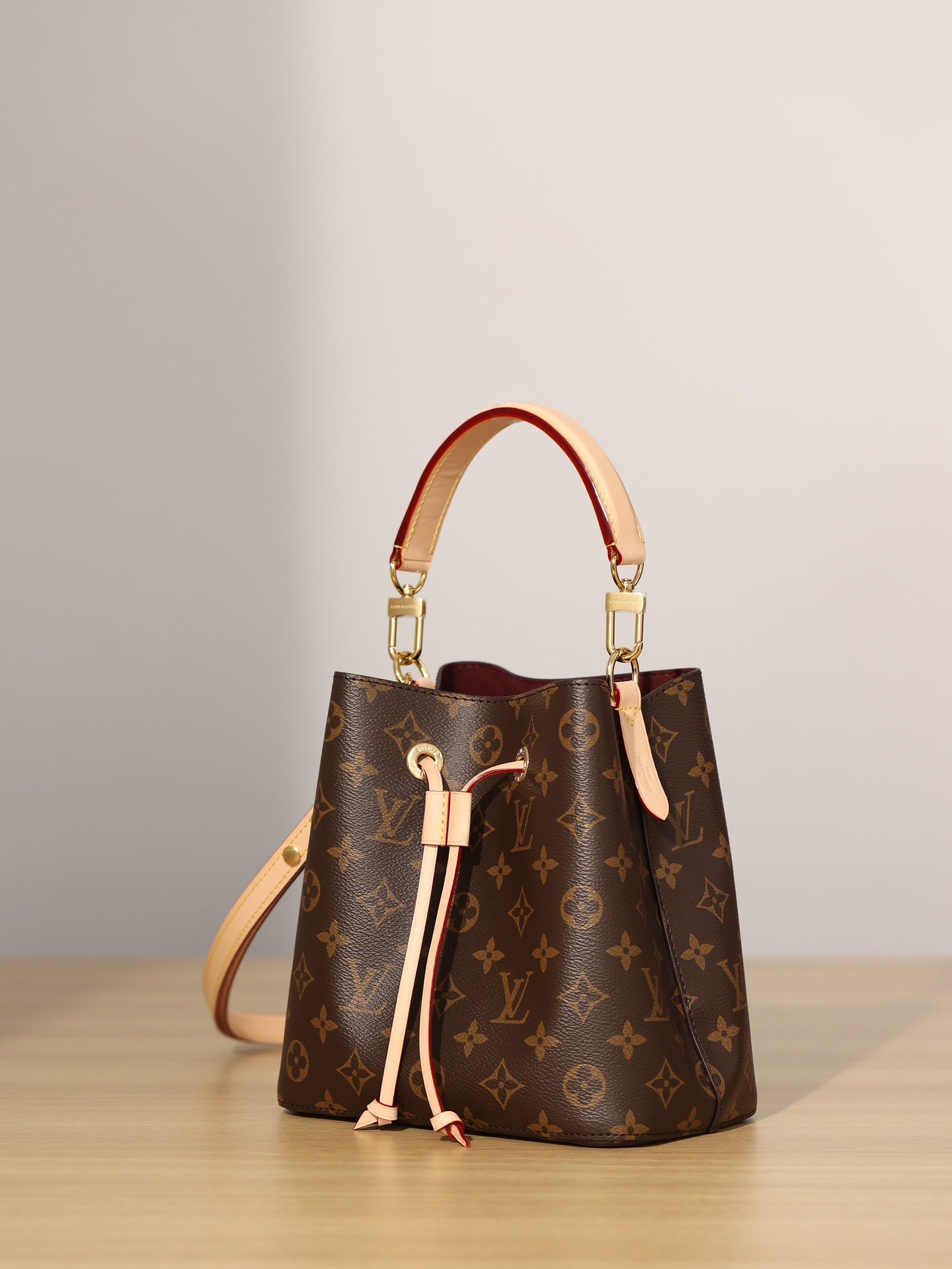 LV NÉONOÉ BB Bucket bag