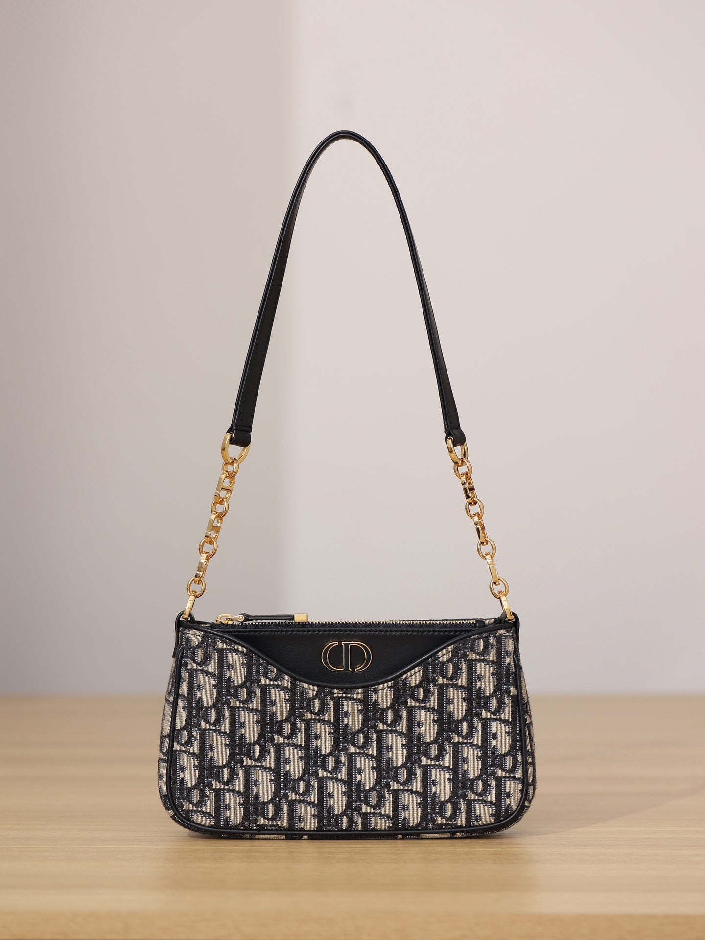 Dior 30 Montaigne Hobo Avenue