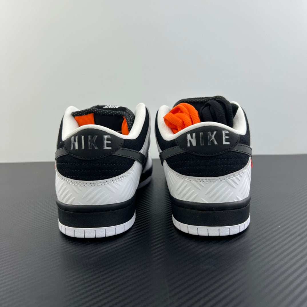 AY Batch-TGHTBOOTH x Dunk SB Low “Black and White”