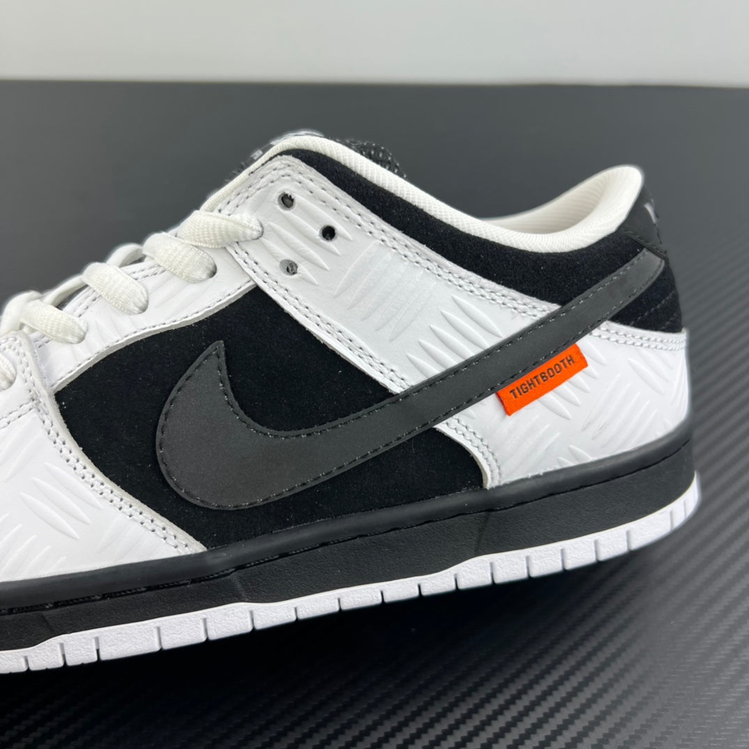 AY Batch-TGHTBOOTH x Dunk SB Low “Black and White”