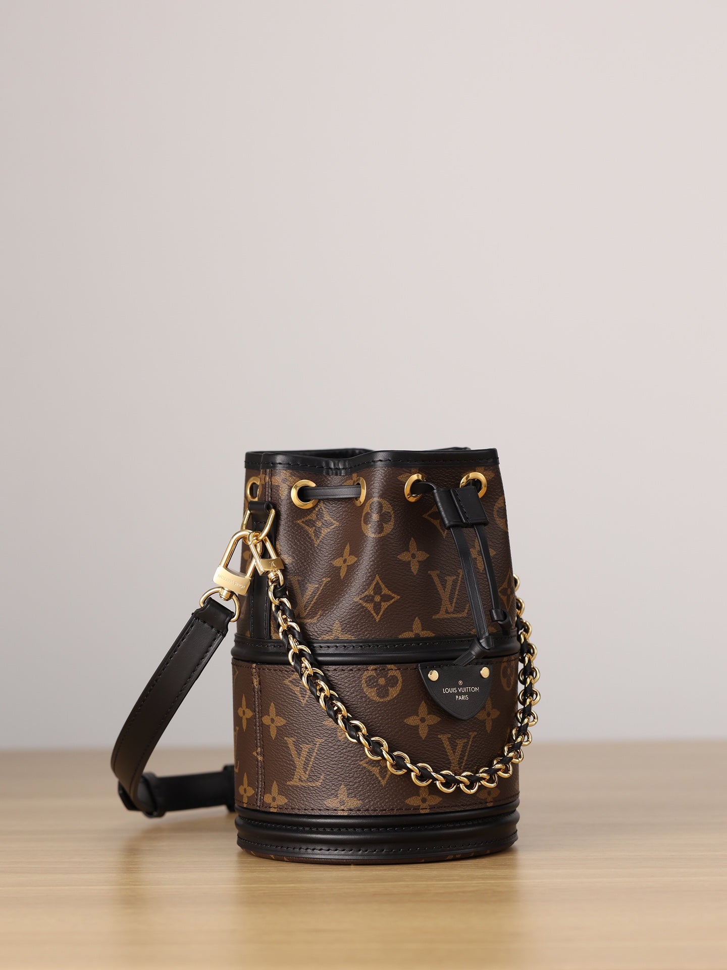 LV Chain bucket bag