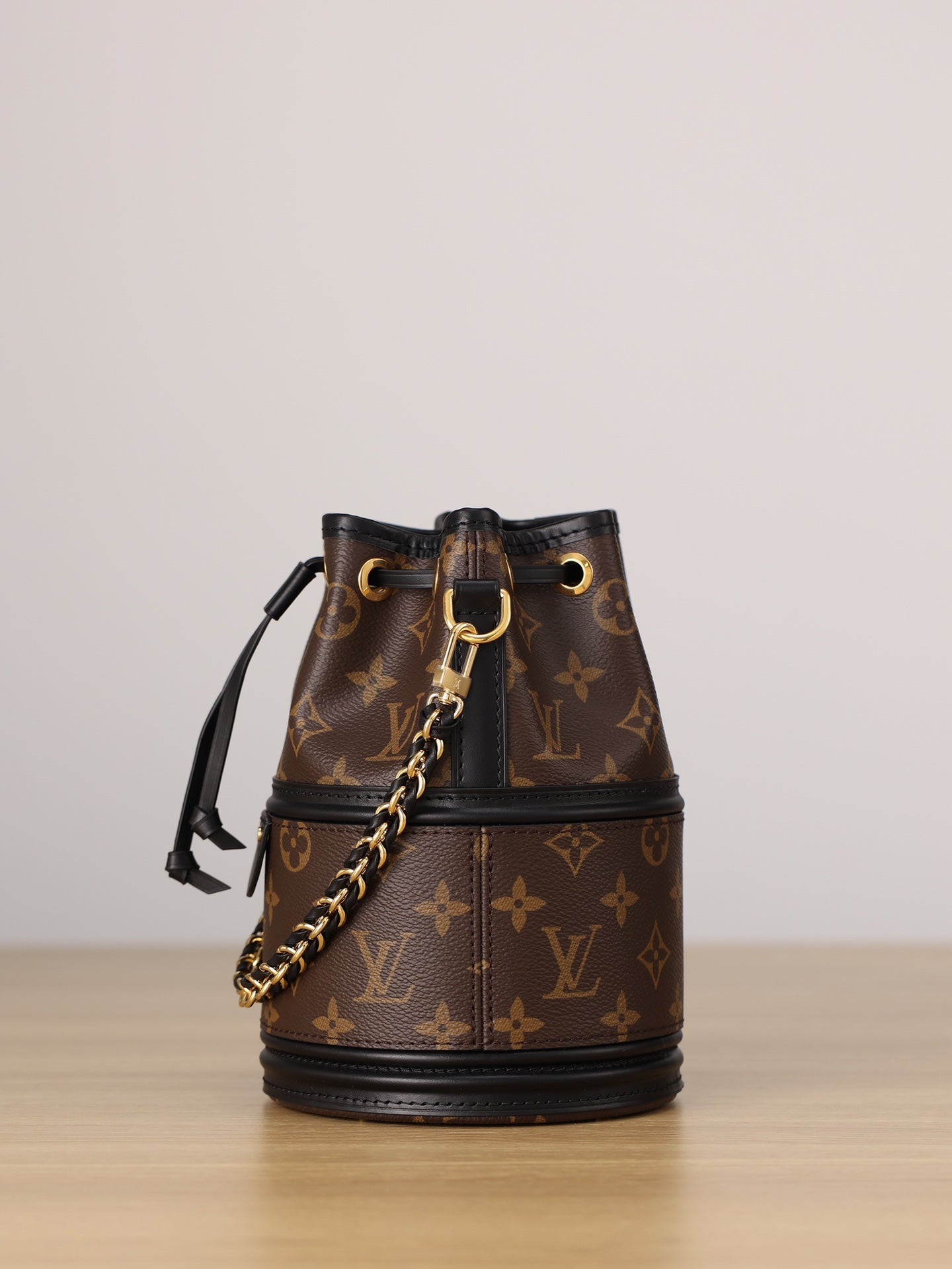 LV Chain bucket bag
