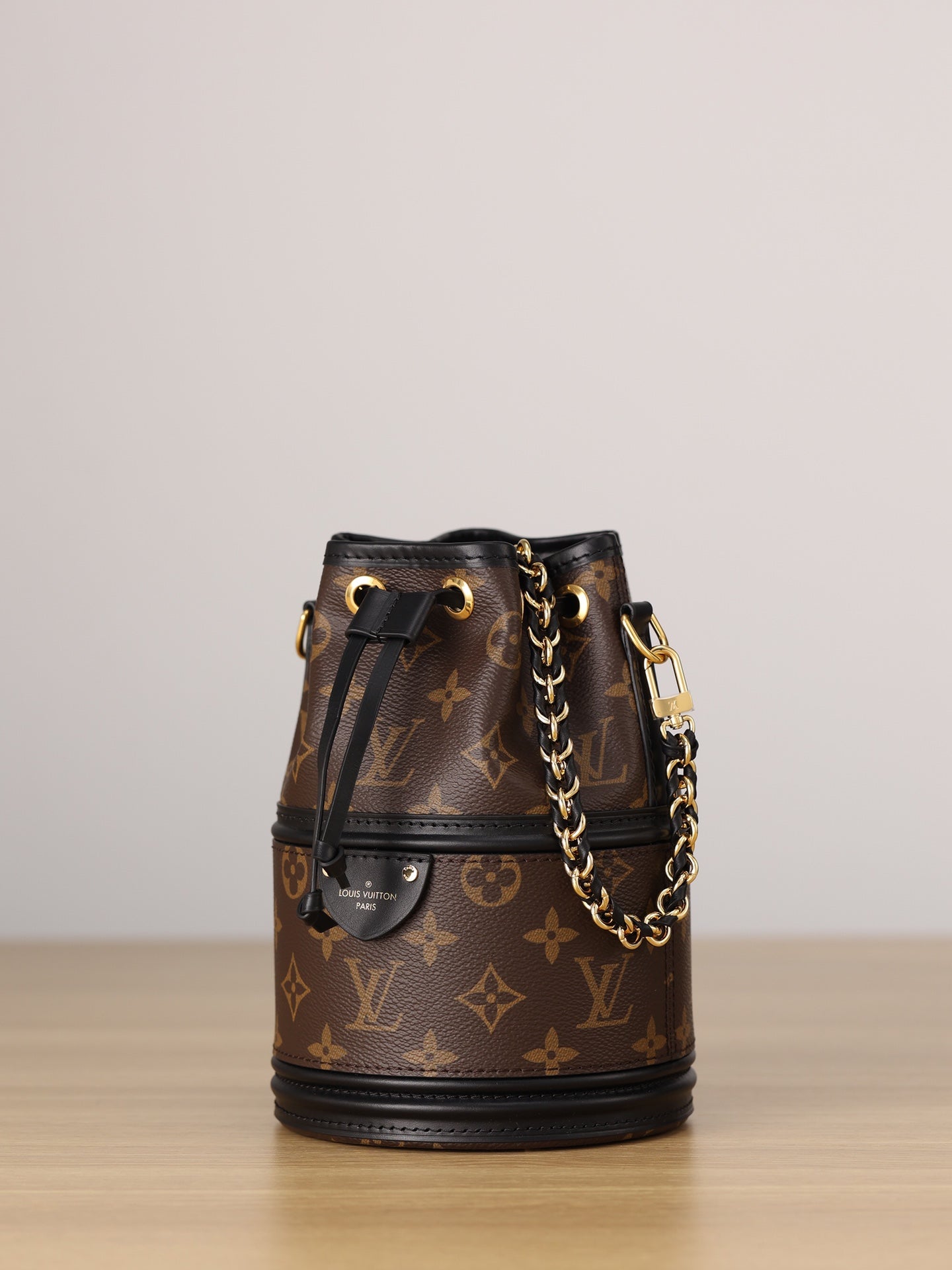 LV Chain bucket bag