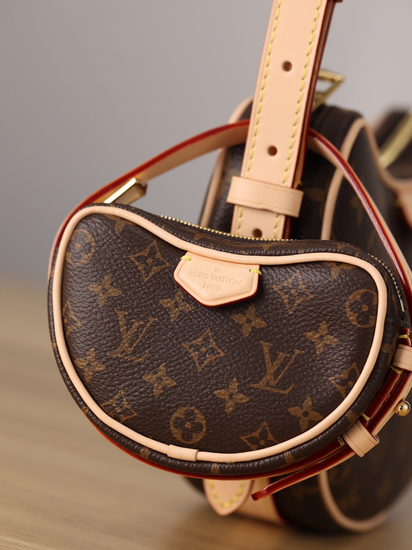 LV CROISSANT Shoulder bag