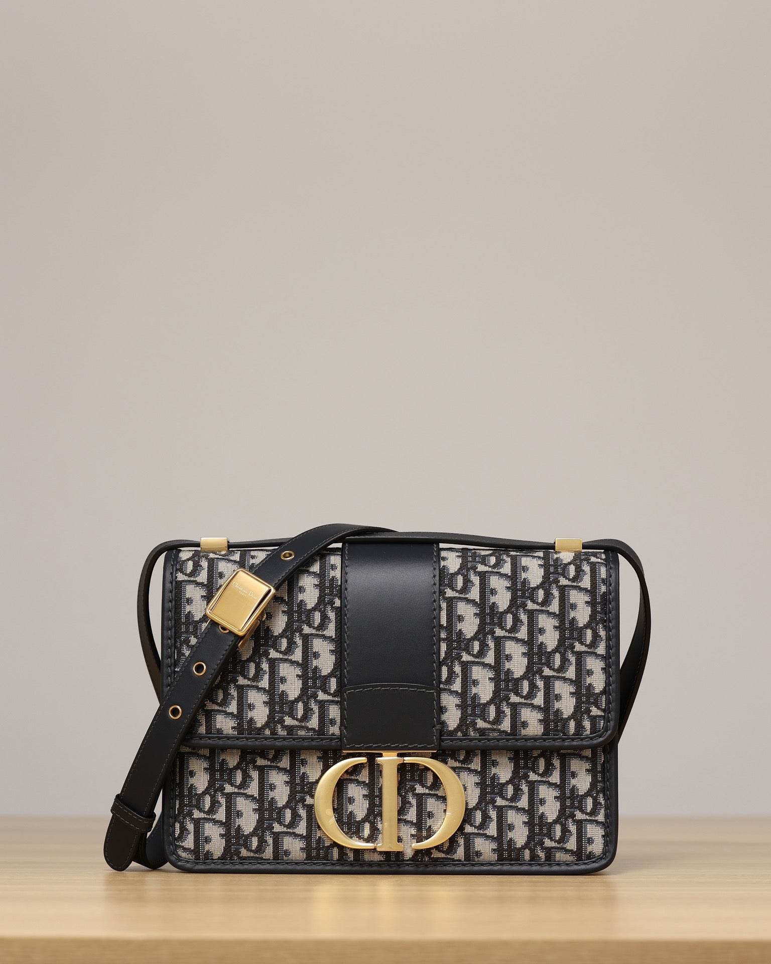 Dior 30 Montaigne Leather belt Box bag