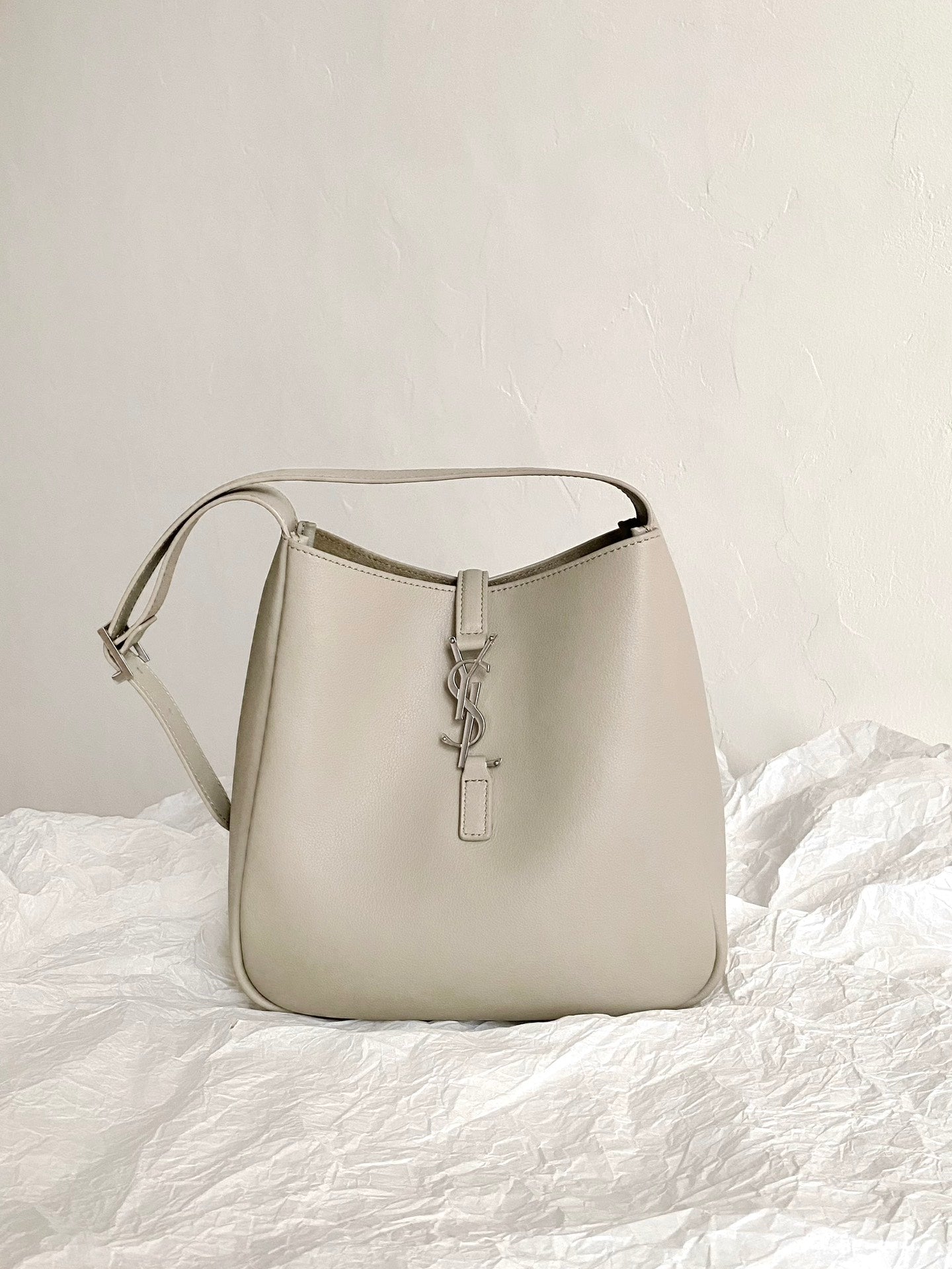 YSL LE5A7 Hobo Shoulder bag（Medium size）