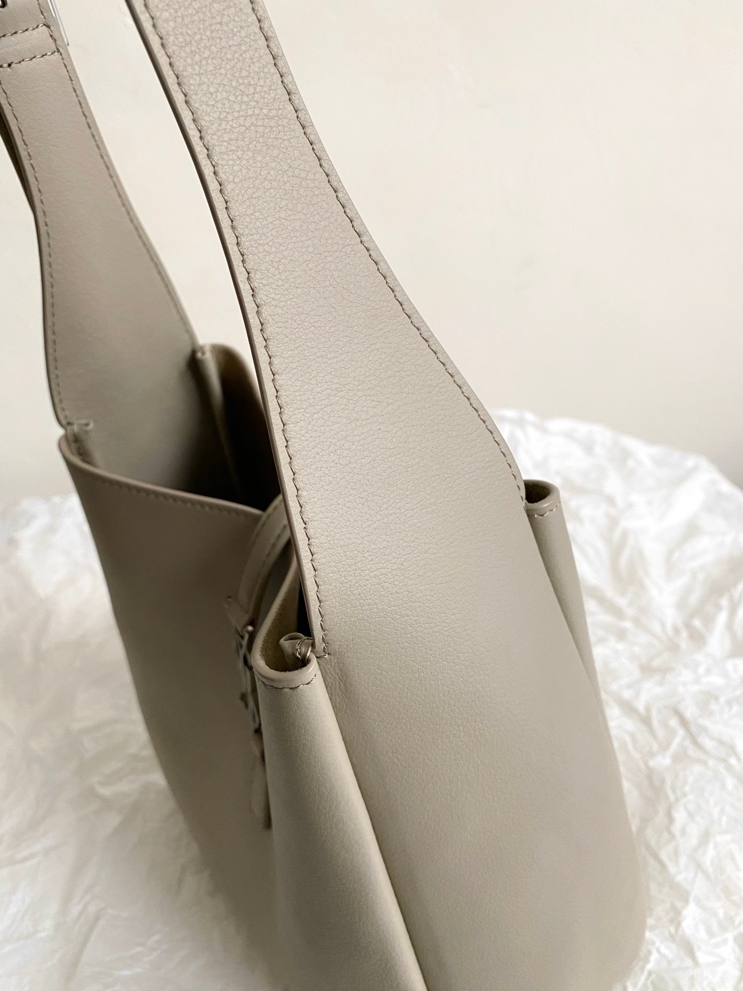 YSL LE5A7 Hobo Shoulder bag（Medium size）