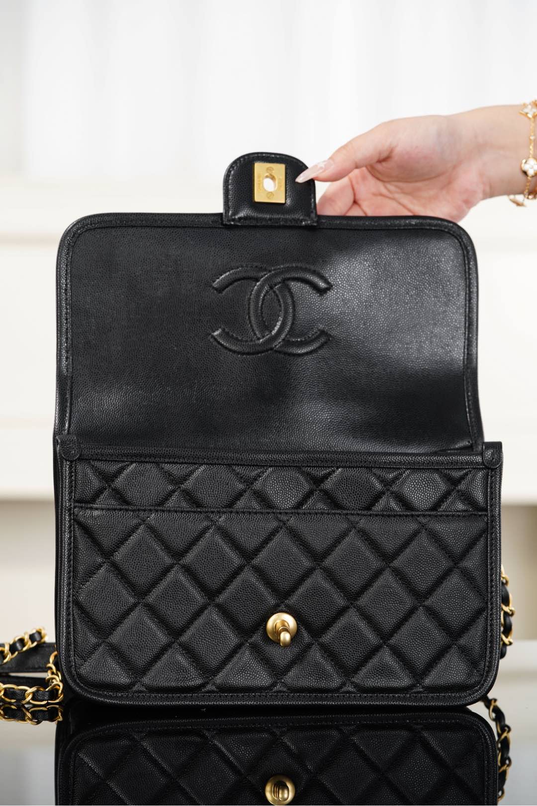 Chanel 25B Four-leaf clover messenger bag